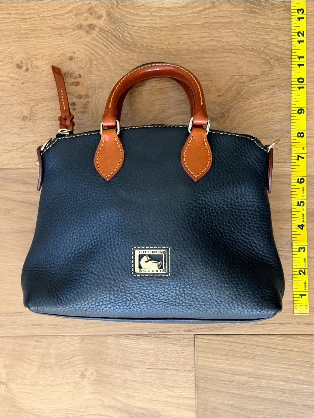 Dooney & Bourke Pebble Grain Leather Zip Satchel Bag Black Tan Classic Preppy